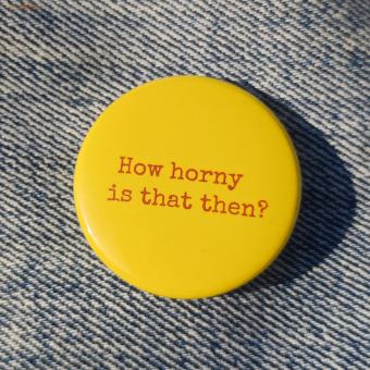 Ansteckbutton How horny is that then? auf Jeans